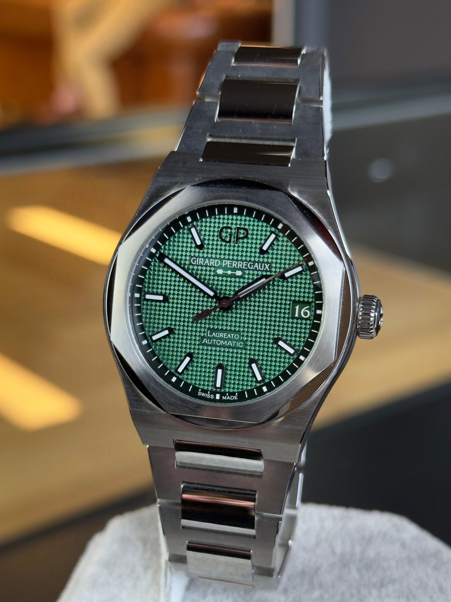 Girard Perregaux Laureato 81010 Green Dial 2024 Pre Owned