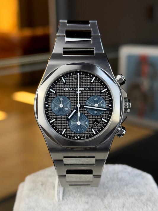 Girard Perregaux Laureato 42 81020 Black Dial Pre Owned