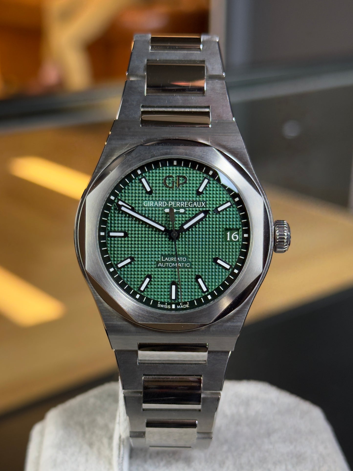 Girard Perregaux Laureato 81010 Green Dial 2024 Pre Owned