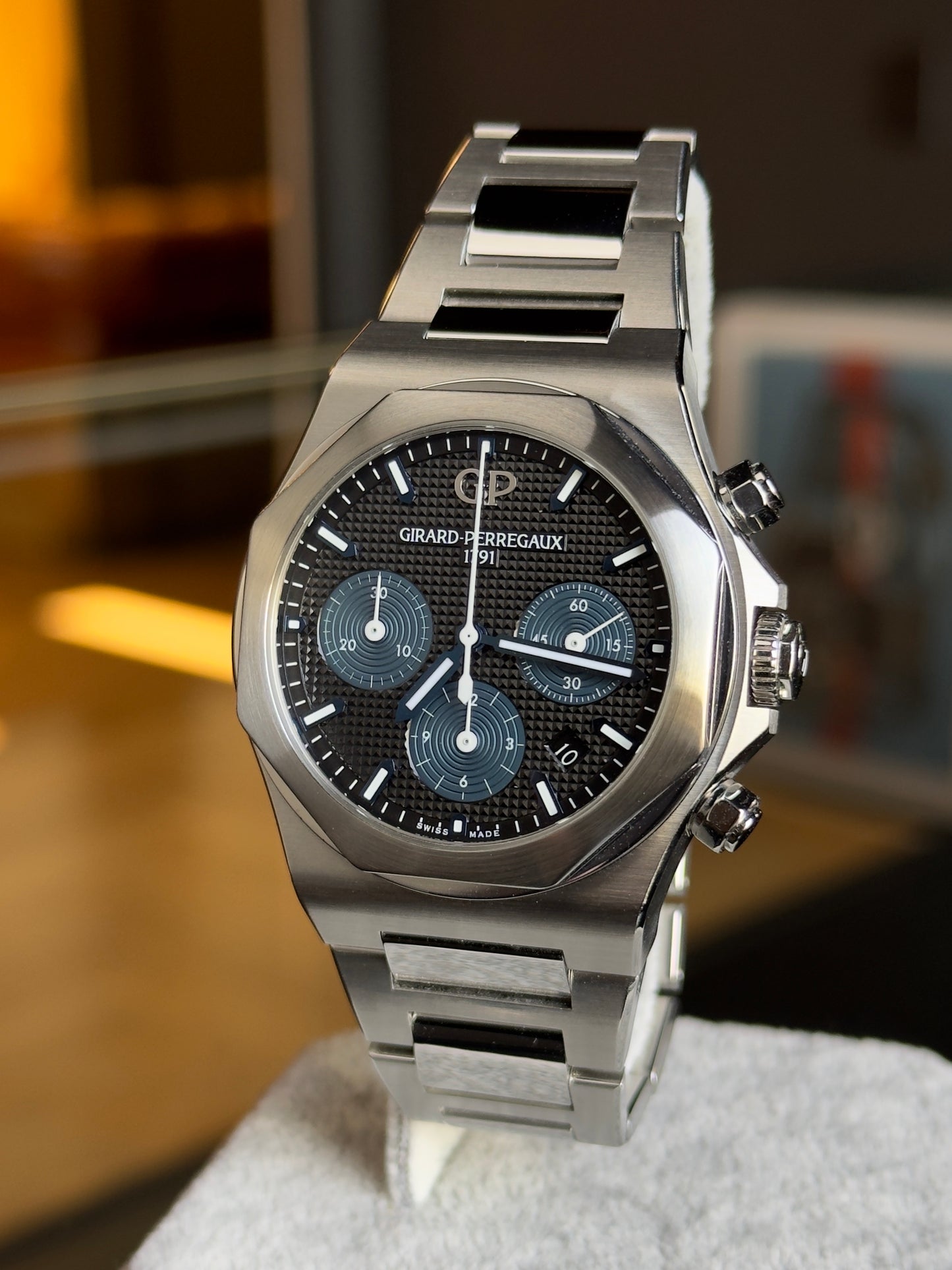 Girard Perregaux Laureato 42 81020 Black Dial Pre Owned