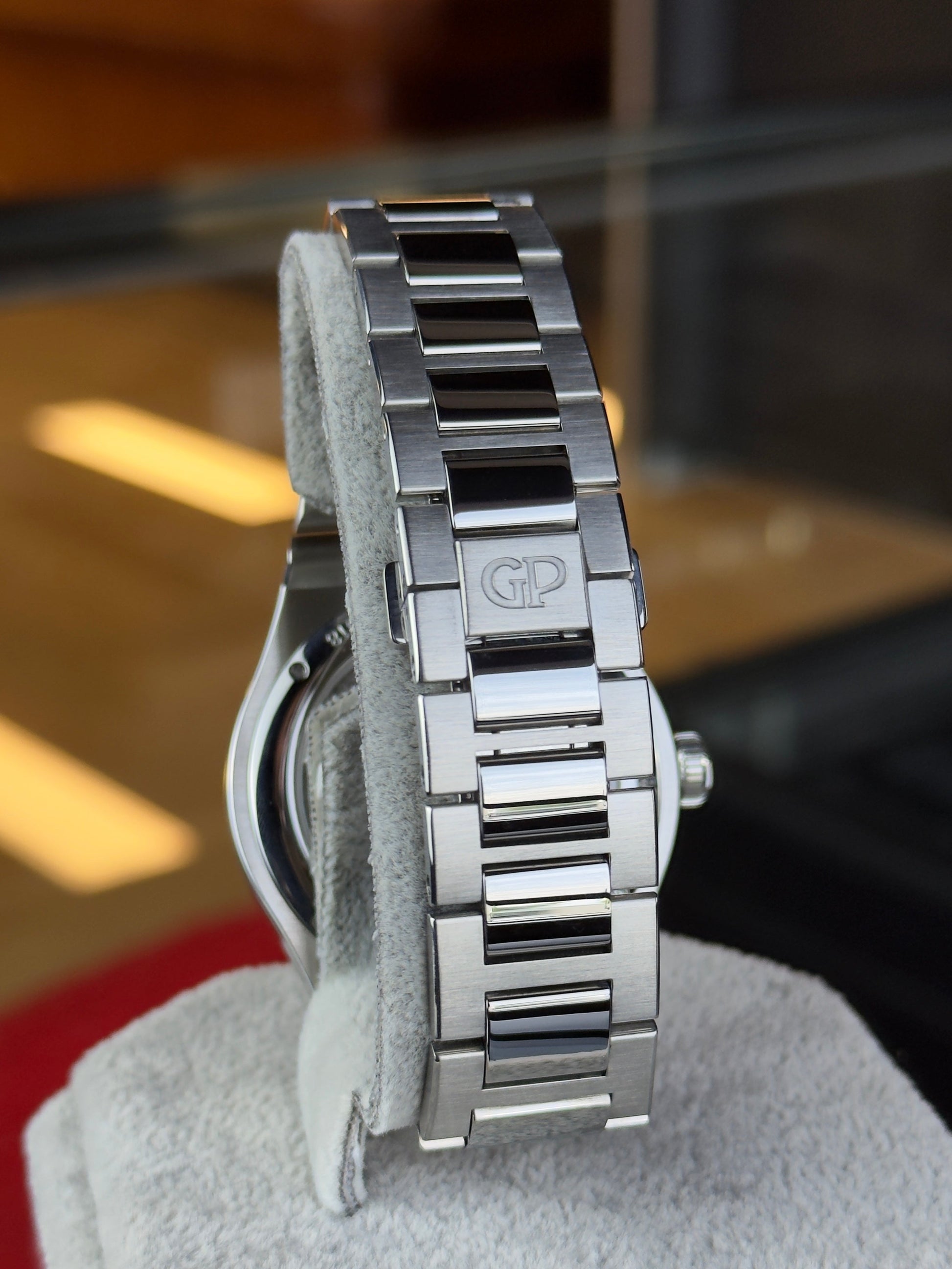 Girard Perregaux Laureato 81010 Watch